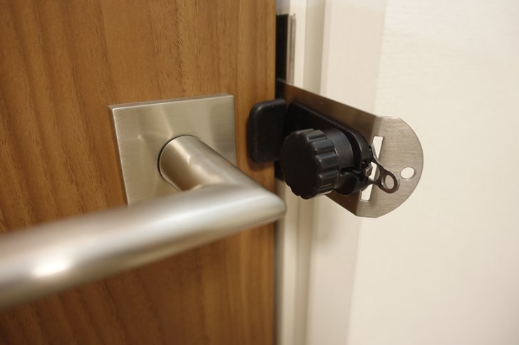 鍵 を 使わ ず に ドア を 閉める 方法