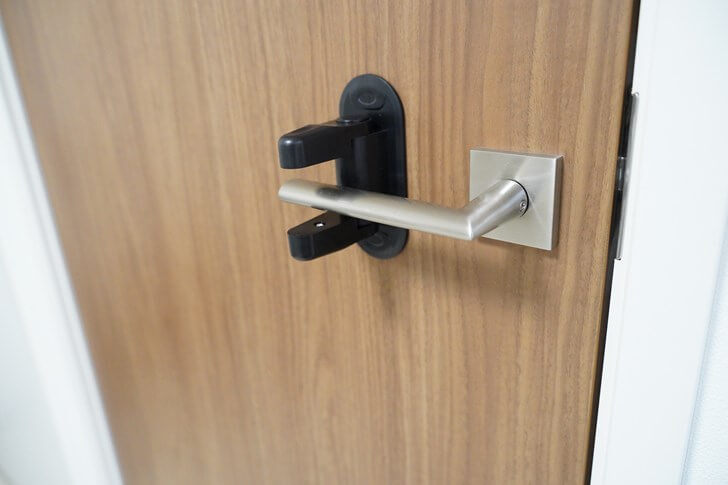 室内ドアの鍵を後付する一番簡単な方法を紹介します。プライバシー確保